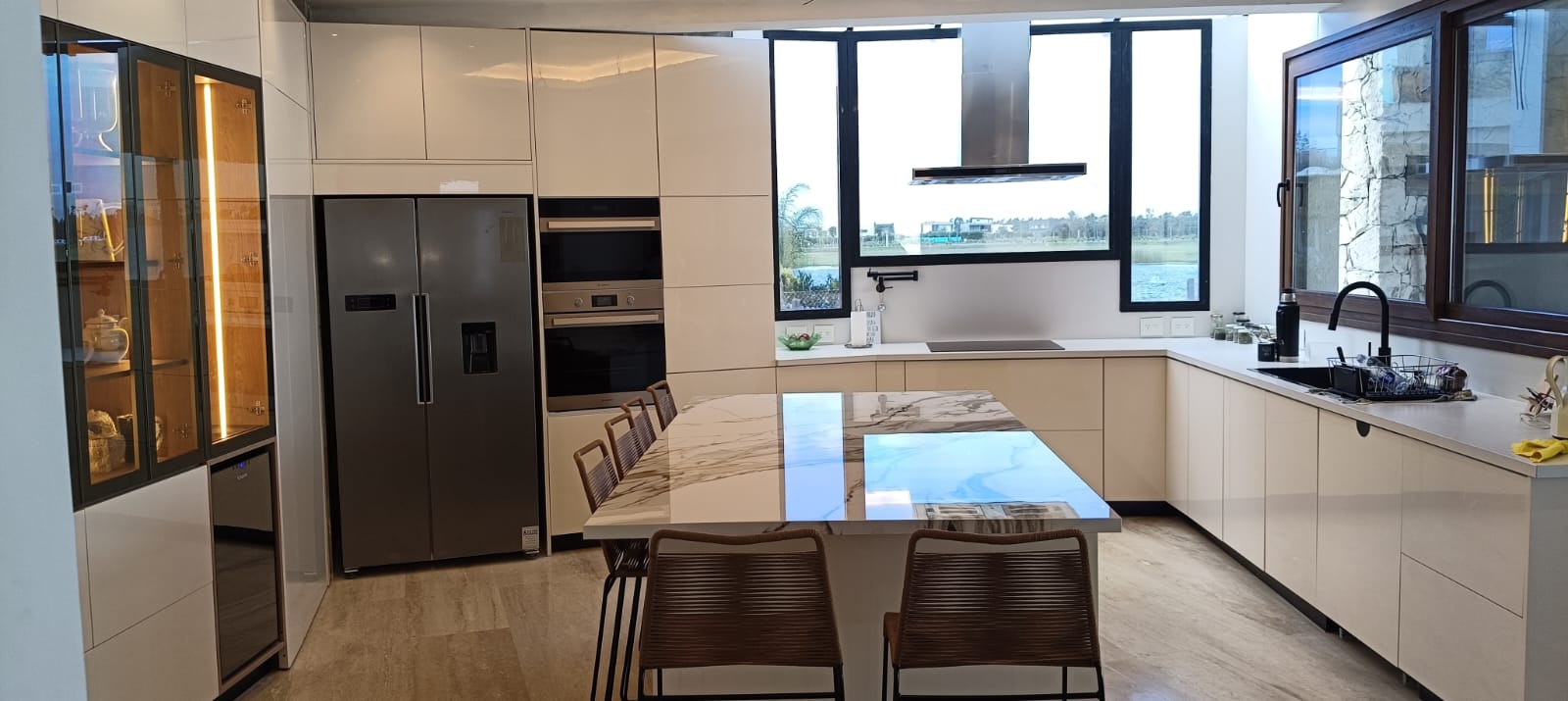 Cocina de lujo con isla en mármol veteado — Estudio WIC