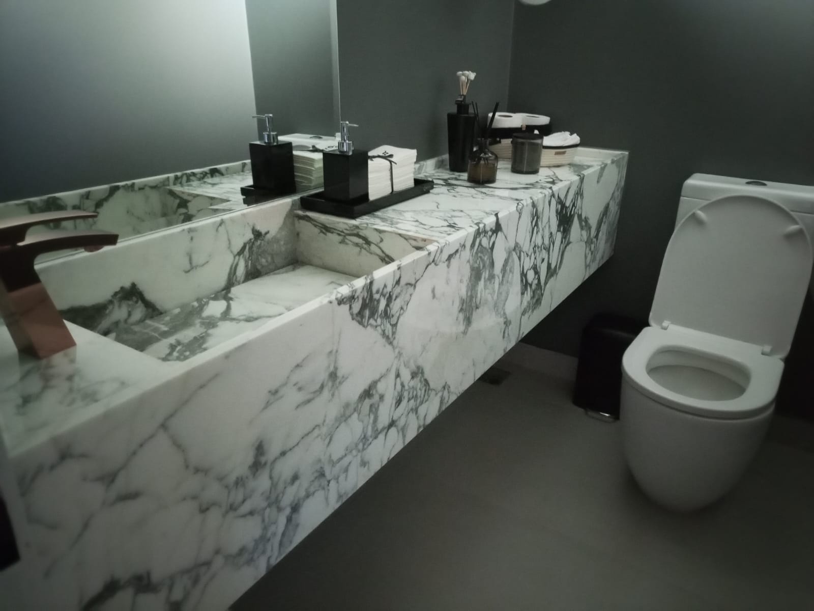 Vanitorio en Arabescato con pileta integrada — Belgrano CABA