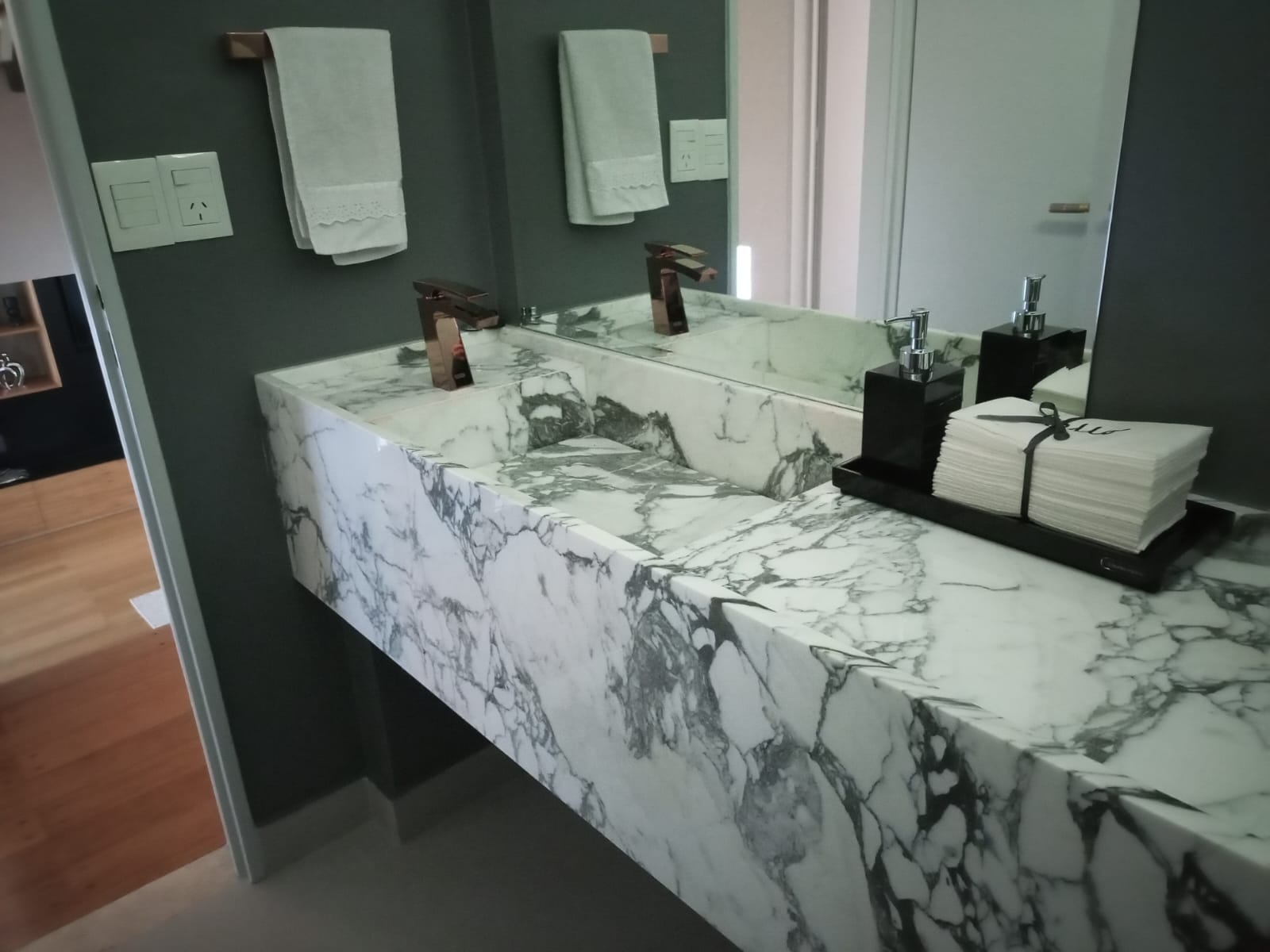 Vanitorio doble en Arabescato — Belgrano CABA