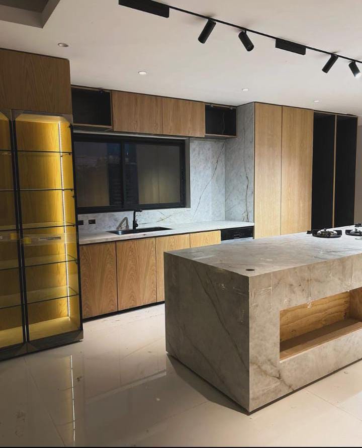 Isla de cocina en piedra natural — Estudio WIC